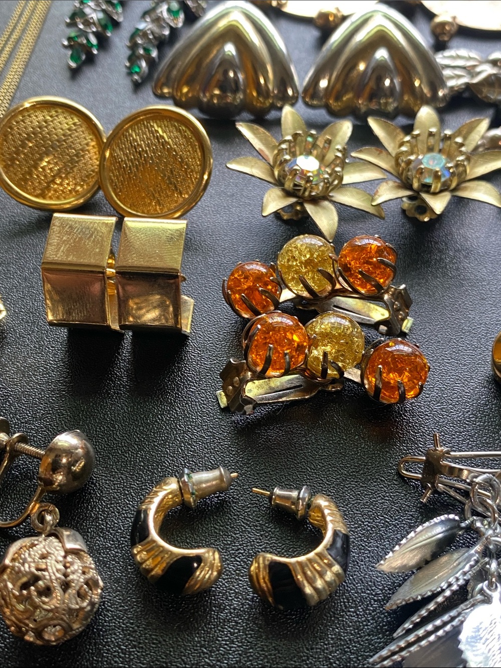 Mixed Vintage 18 pc Jewelry Bundle Earrings Set in Gold, Silver and Green Tones - Picture 10 of 12